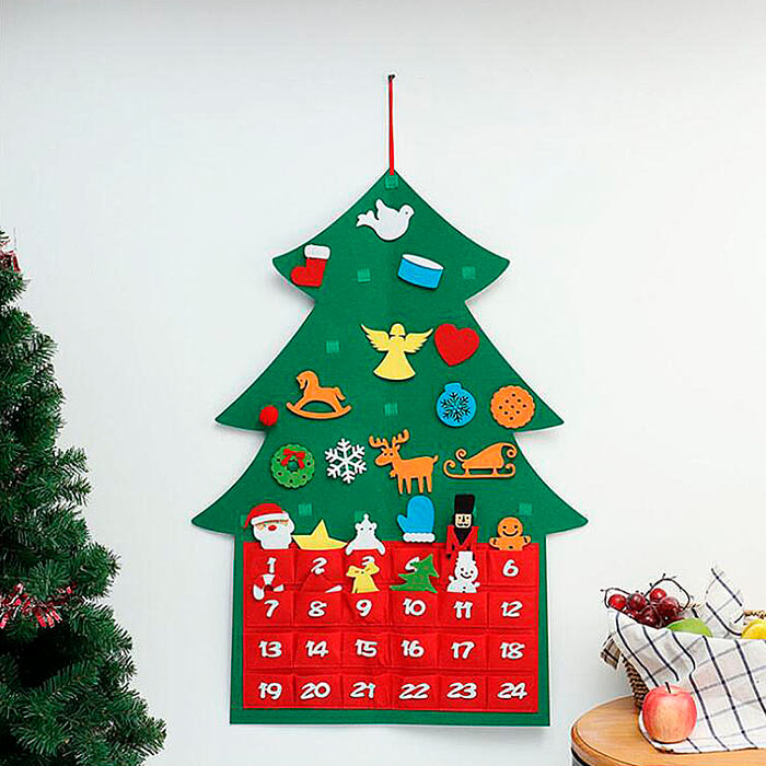 Bradul de Crăciun cu calendarul de Advent ascunde 24 de ornamente pe care copilul tău le poate pune pe brad de la 1 decembrie până la Crăciun!