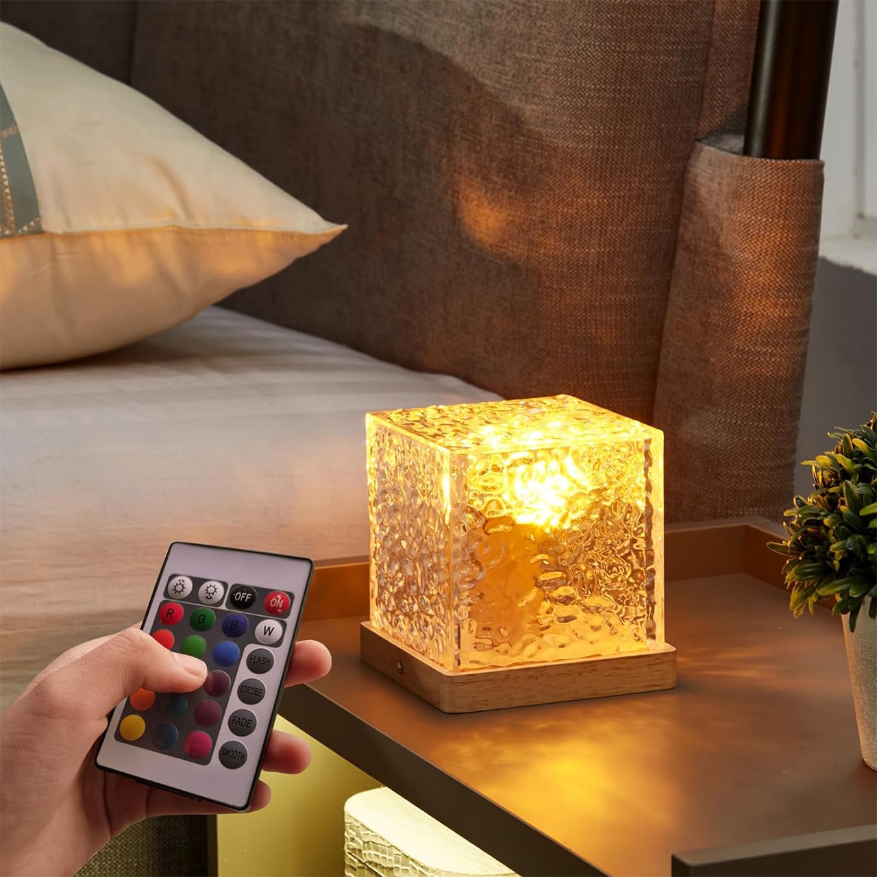 Lampa dinamică creează valuri care reflectă efectul Aurora Borealis pe pereți.