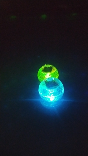 BallLamp, o lampă LED impermeabilă și solară care schimbă culorile - Image 10
