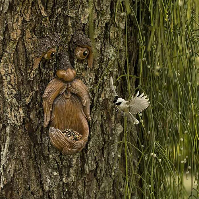 BirdFeeder, o decorațiune de copac în forma unei fețe care este și un hrănitor pentru păsări - Image 5