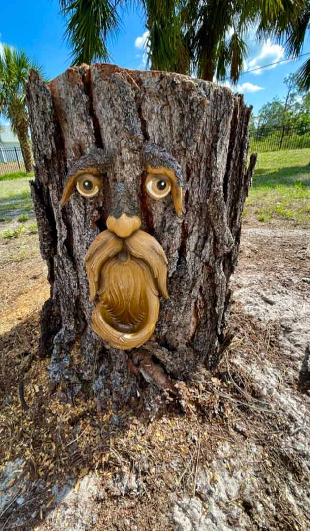 BirdFeeder, o decorațiune de copac în forma unei fețe care este și un hrănitor pentru păsări - Image 9