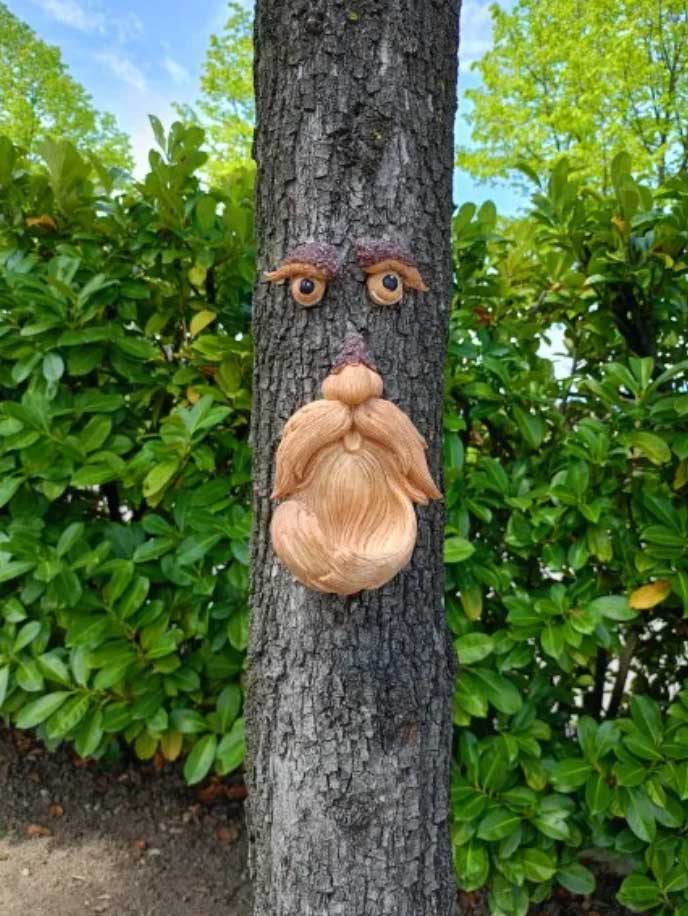 BirdFeeder, o decorațiune de copac în forma unei fețe care este și un hrănitor pentru păsări - Image 10