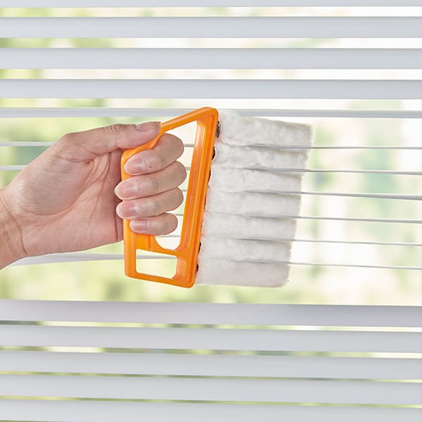 BlindsBrush, perie inovatoare din microfibre care curăță jaluzelele de două ori mai repede pe ambele părți simultan - Image 2