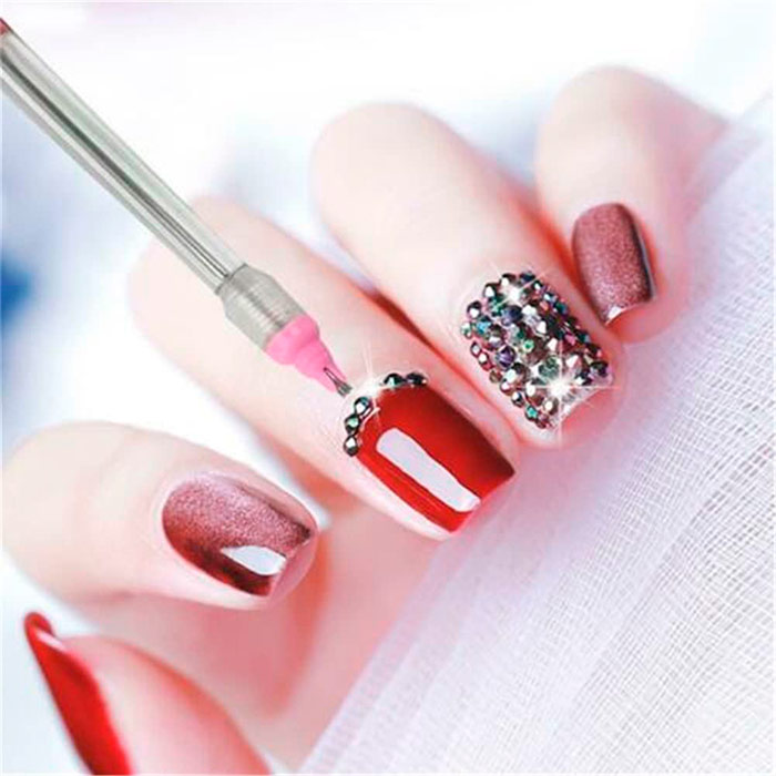 Cu acest set de diamante colorate, puteți înveseli diverse articole - pantofi, ornamente, genți, huse pentru telefoane, portofele, caiete etc.