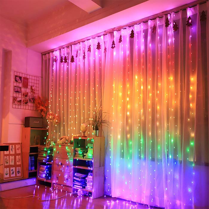 Luminile LED sunt impermeabile, așa că le poți folosi pentru decorațiuni interioare și exterioare.