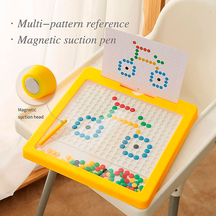 Copilul dumneavoastră poate folosi magneții pentru a crea orice design îi place sau poate folosi una dintre cele 10 carduri incluse pentru a le introduce în slotul de pe tablă!