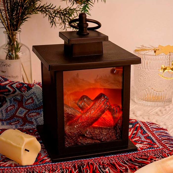 În lampă pâlpâie un foc care arată ca unul real!