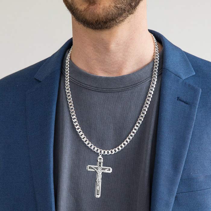 Un lănțișor poate fi mereu un accesoriu de modă perfect!