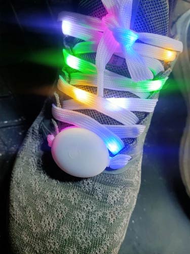 Șireturile au 4 moduri de lumini LED - intermitent rapid, intermitent lent, lumină constantă și modul oprit.