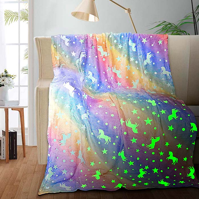 Pătura Glow este alegerea perfectă pentru un cadou, deoarece este foarte utilă și copiii o adoră pentru că strălucește în întuneric!