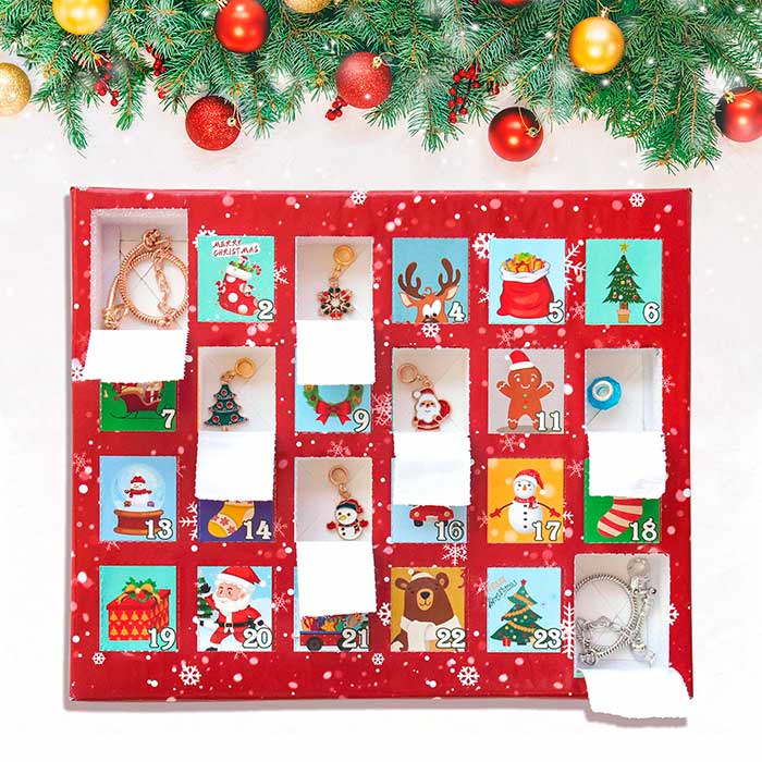Calendarul de advent are 24 de ferestre, iar fiecare are un pandantiv pe care îl poți pune pe brățară!