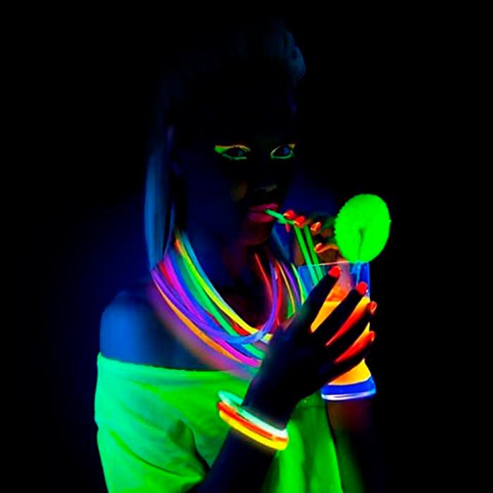 Setul cu bețișoare de neon și alte accesorii de petrecere este, de asemenea, o alegere excelentă pentru jocurile copiilor, nunți, picnicuri, zile de naștere, aniversări etc.