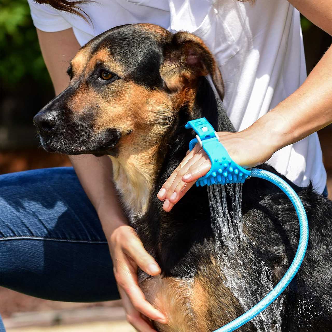 Fabricată din silicon moale 100% care este blând cu pielea și blana animalului dumneavoastră.