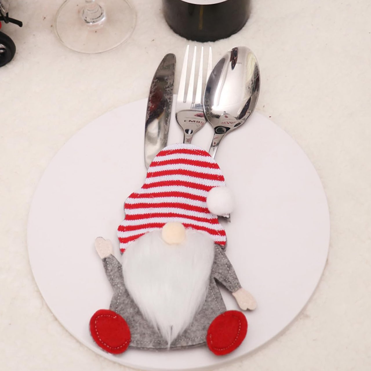 Decorarea perfectă a mesei pentru cine festive și sărbători.