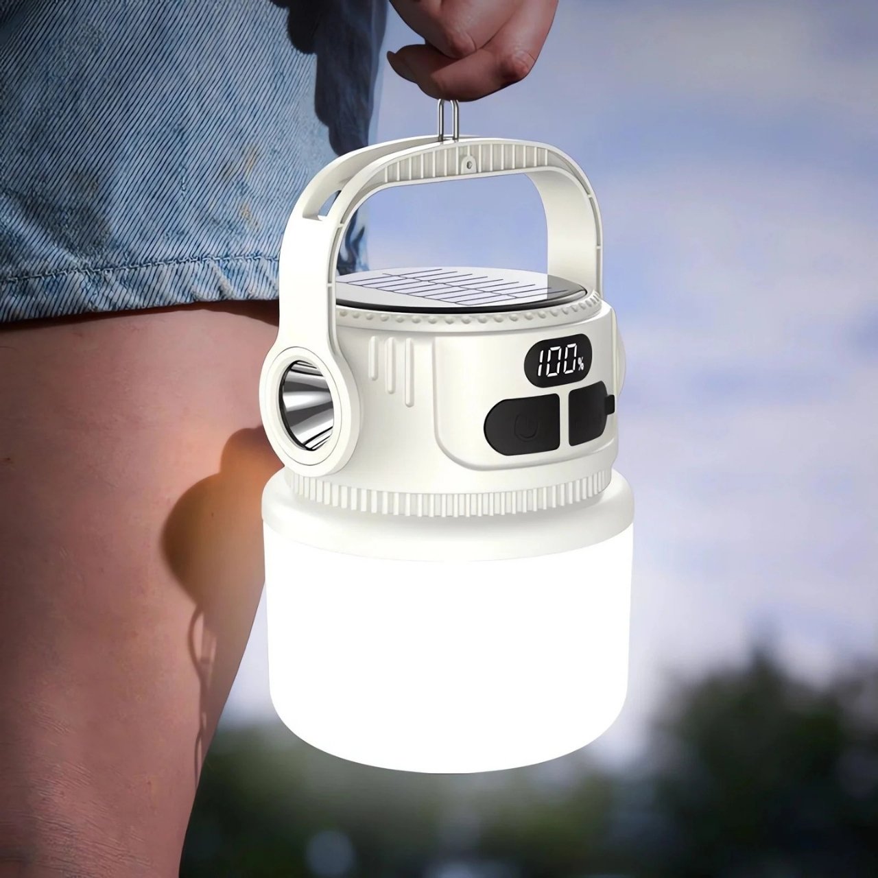 Cu energie solară, rămâi independent de sursele electrice, în timp ce portul USB permite încărcarea rapidă a dispozitivelor mobile.