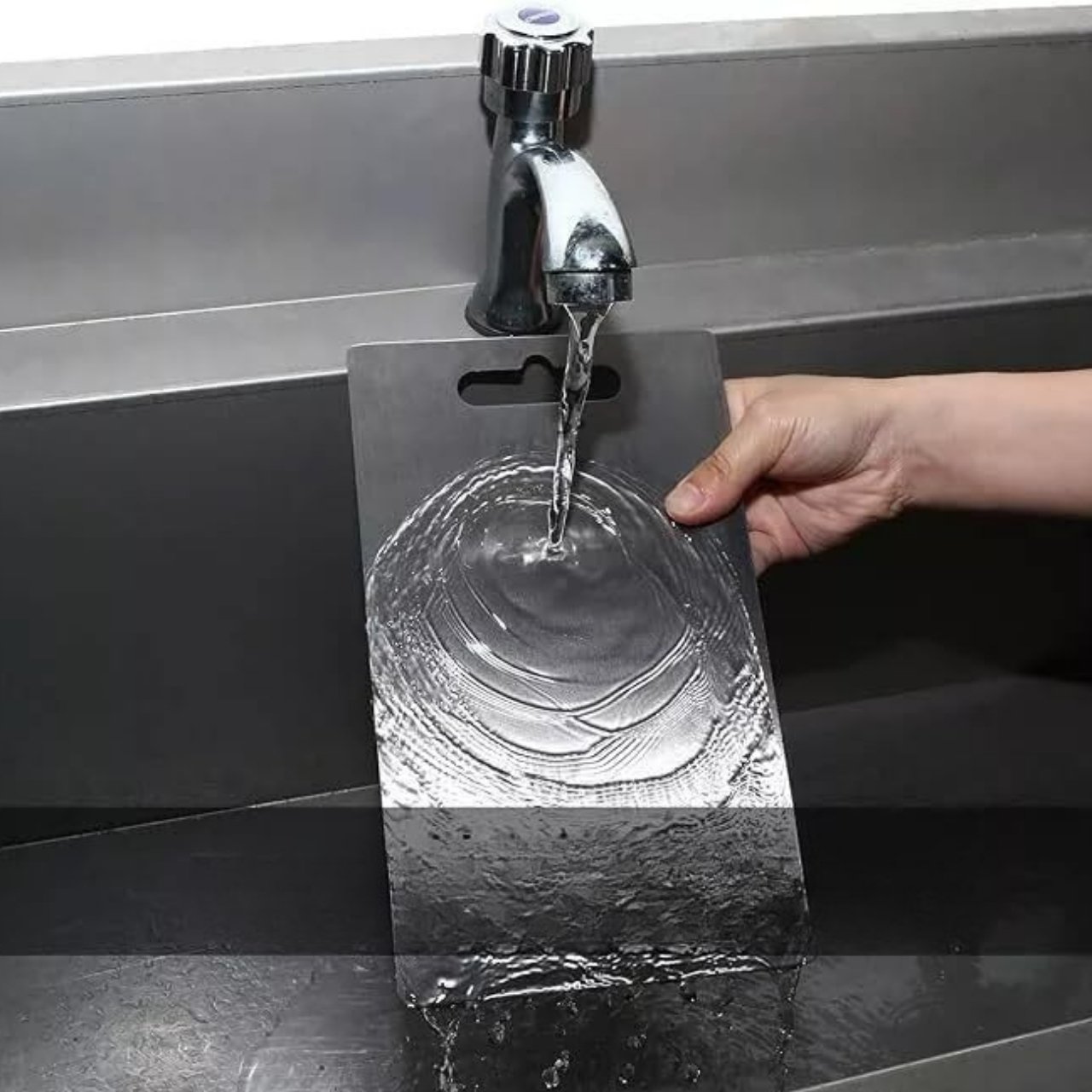 Datorită greutății sale reduse și designului subțire, o poți folosi oriunde - chiar și pentru servire!