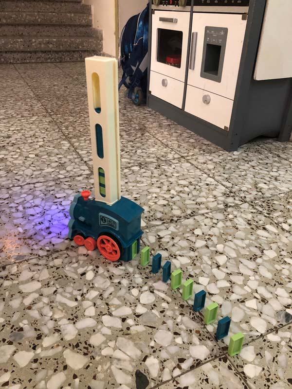 TrainDomino, un trenuleț care aranjează piese de domino - Image 3