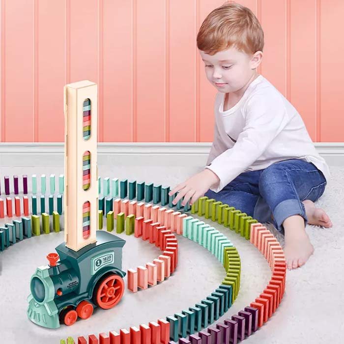 Trenulețul cu domino este o excelentă jucărie didactică care accelerează dezvoltarea motricității fine!