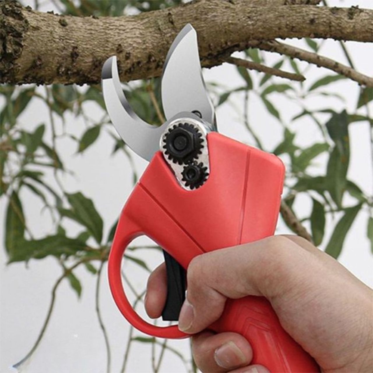 Designul ergonomic inteligent face ca foarfeca să fie extrem de confortabilă de utilizat, indiferent de durata lucrării.