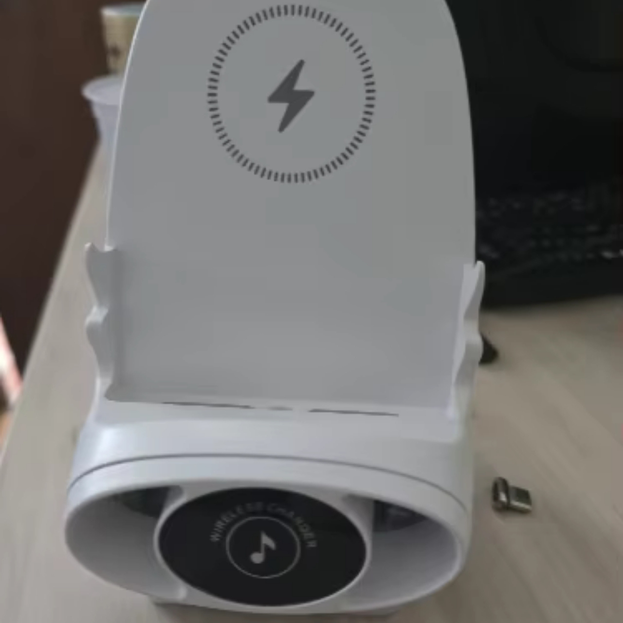 WirelessCharger, un încărcător rapid wireless și suport pentru telefon într-unul singur - Image 10