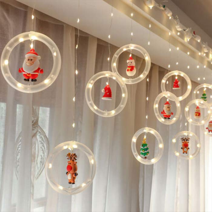 Decorul de Crăciun are o panglică lungă de 3 metri cu 10 inele iluminate și figurine de sărbători!